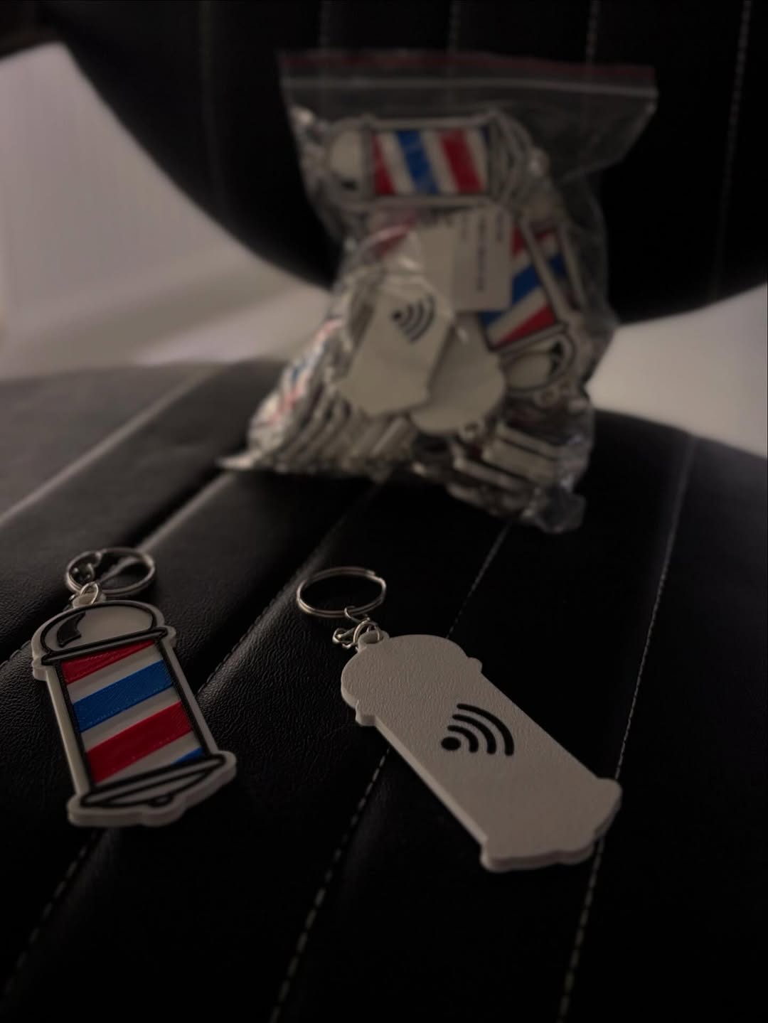 Věrnostní NFC přívěsky pro zákazníky Trim D Barber Shop